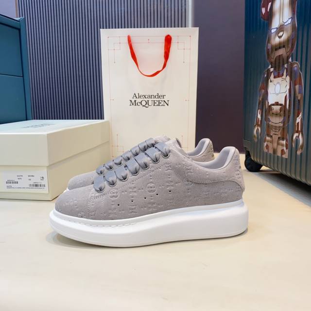 Alexander Mcqueen 情侣款 P: 女款少10 Size： 女35-40男39-45 女40.男45 订做 Alexander Mcqueen太阳